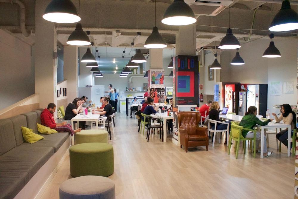 Hola Hostal Eixample Барселона Екстериор снимка